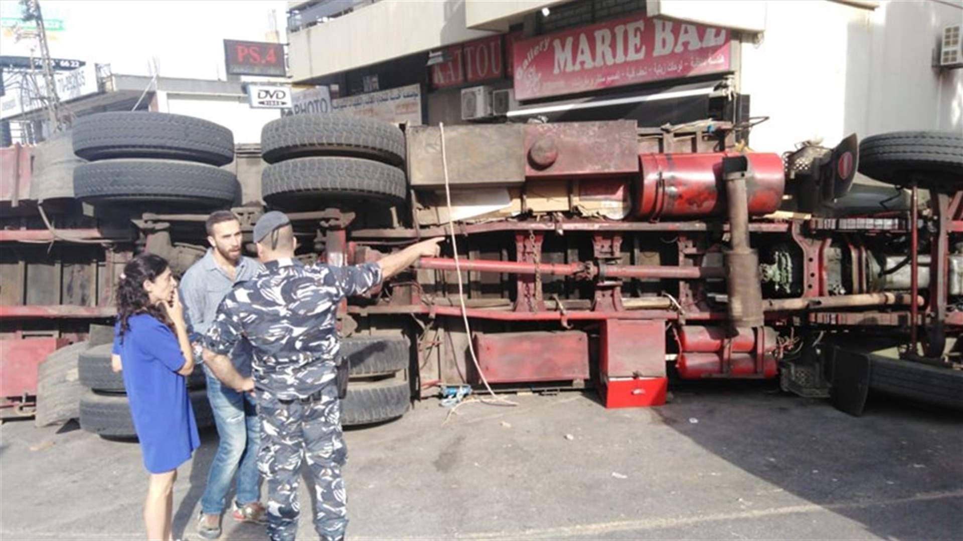 إنقلاب شاحنة على طريق يسوع الملك... (صور)
