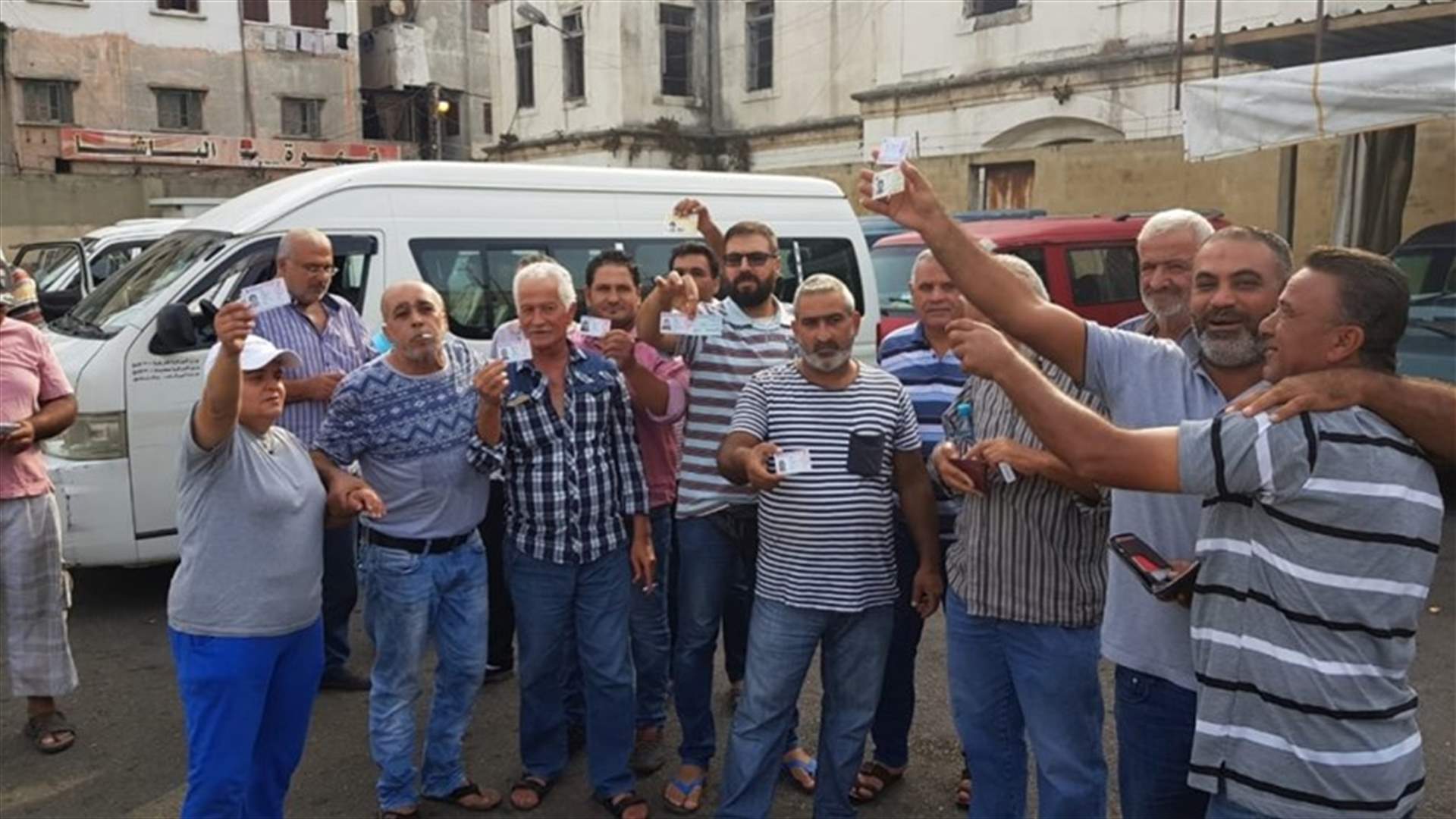 إعتصام لأصحاب الفانات العاملة على المازوت في صيدا احتجاجا على ملاحقتهم