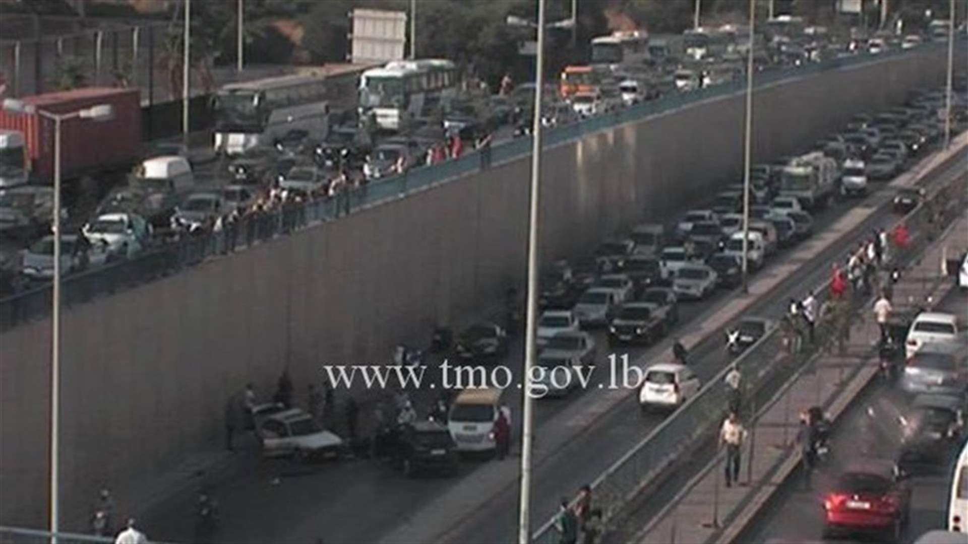 التحكم المروري: حادث مروري داخل نفق المدينة الرياضية باتجاه السفارة الكويتية وحركة المرور كثيفة في المحلة (صورة)