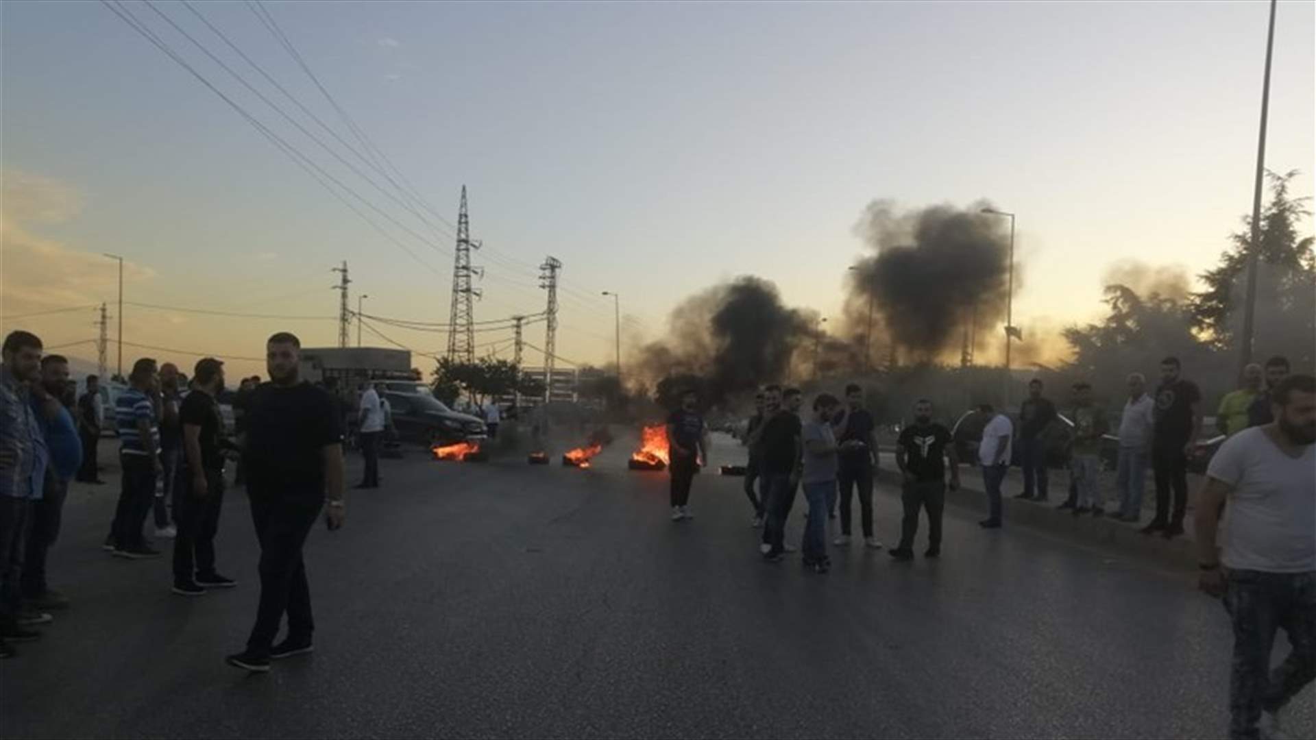 أهالي زحلة يقطعون اوتوستراد زحلة بالاطارات المشتعلة احتجاجًا على ما تعرض له الشاب داني التن أمس (صورة)