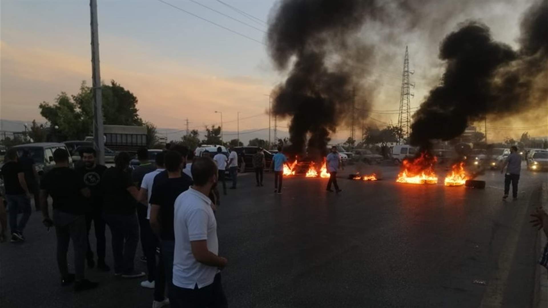 قطع اوتوستراد زحلة احتجاجا على ما تعرض له الشاب داني التن (صوَر)