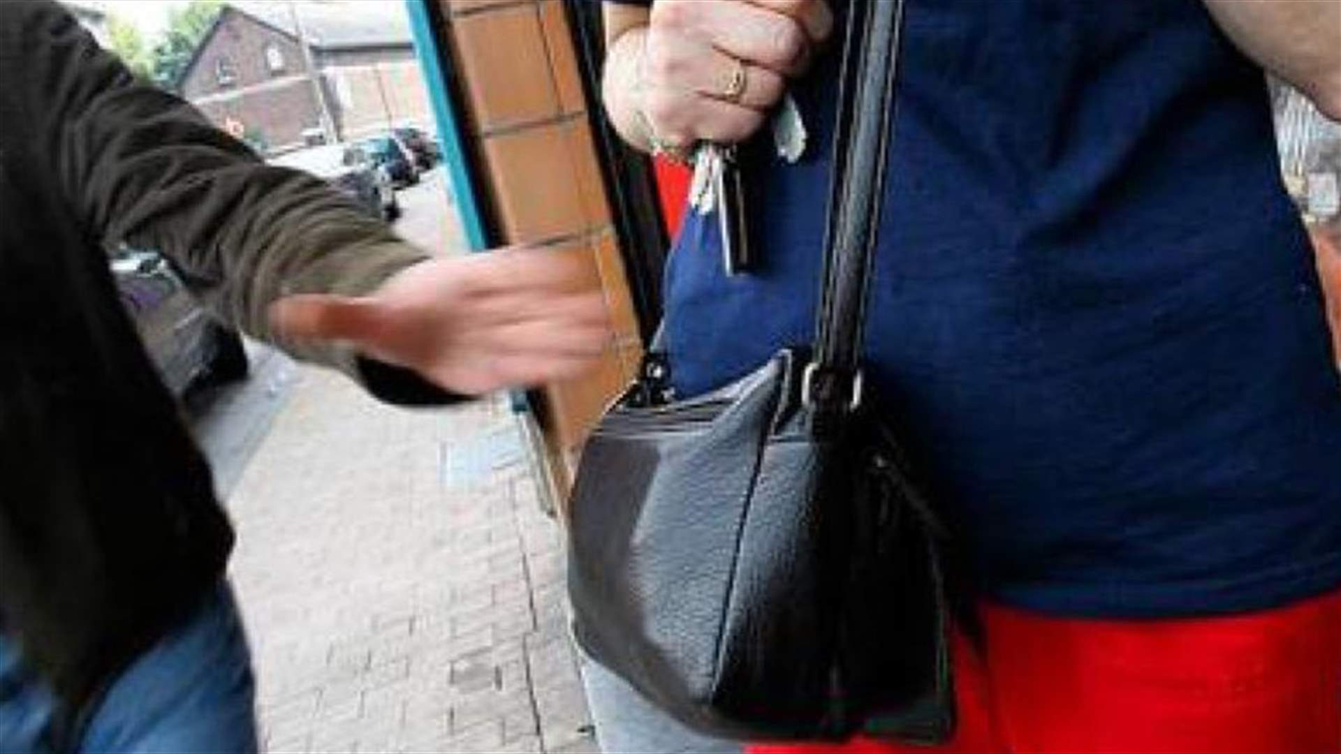 سرقة حقيبة يد في طرابلس وكاميرات المراقبة رصدت الفاعلين...