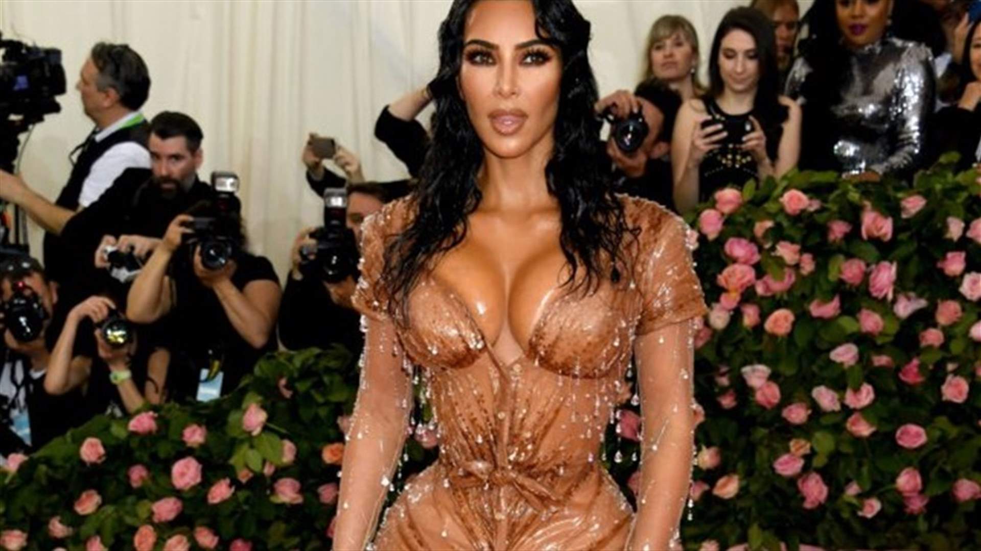 فيديو يكشف السرّ وراء إطلالة كيم كارديشيان المثيرة في حفل الـ Met Gala