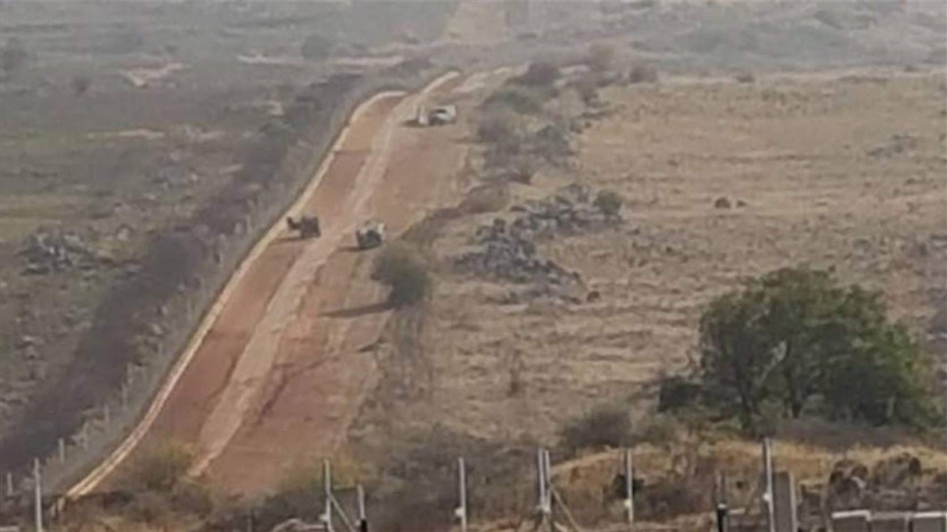 الجيش الاسرائيلي استأنف اعمال الحفريات قرب السياج التقني مقابل منتزهات الوزاني