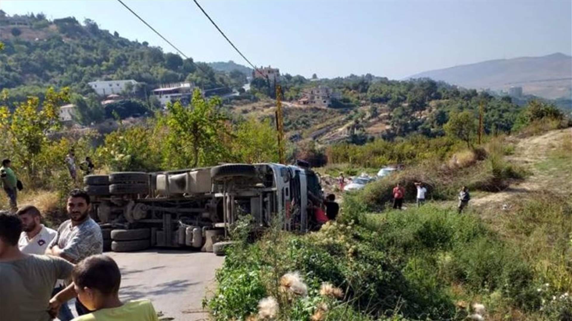 جريحان بانقلاب شاحنة في بخعون الضنية