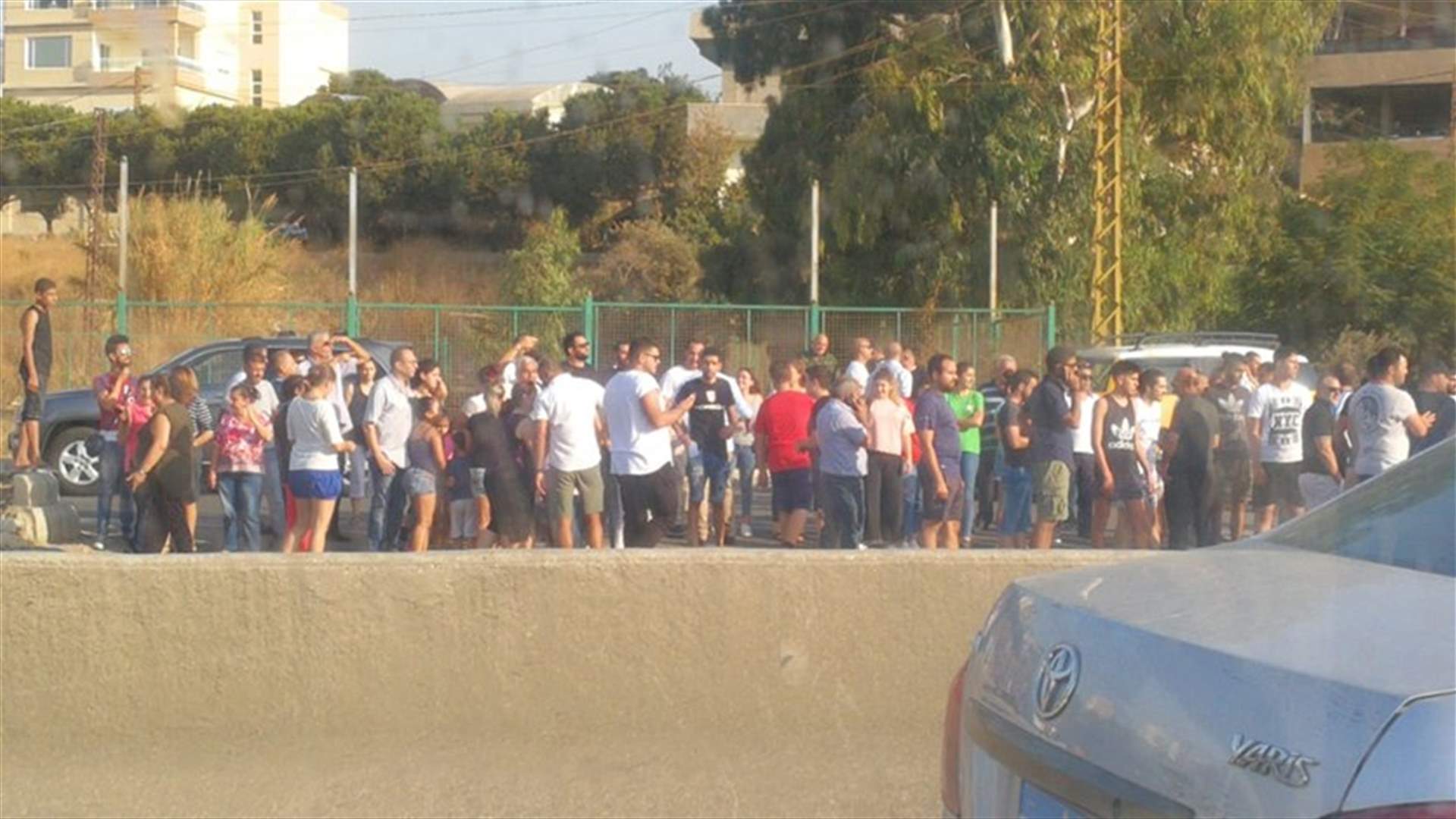 تجمع عند مدخل مطمر الناعمة رفضا لاعادة فتحه (صور)