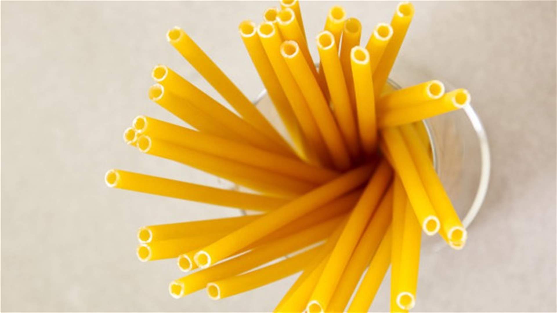 الحانات في إيطاليا تحارب البلاستيك باستخدام القش المصنوع من المعكرونة! (صورة)