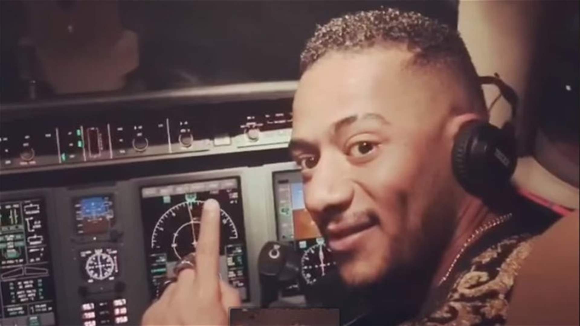 محمد رمضان في قمرة القيادة واتهامات بتعريض حياة المسافرين للخطر