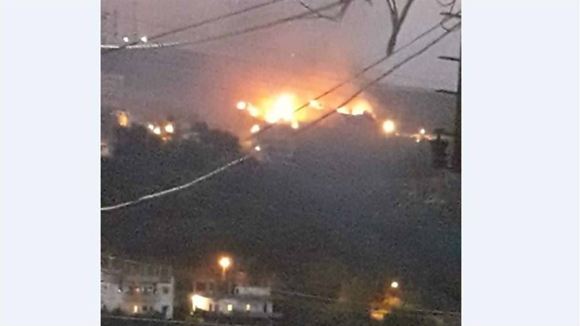 حريق في جبل النفيسة ومناشدة الدفاع المدني التدخل قبل امتداده الى المنازل (صورة)