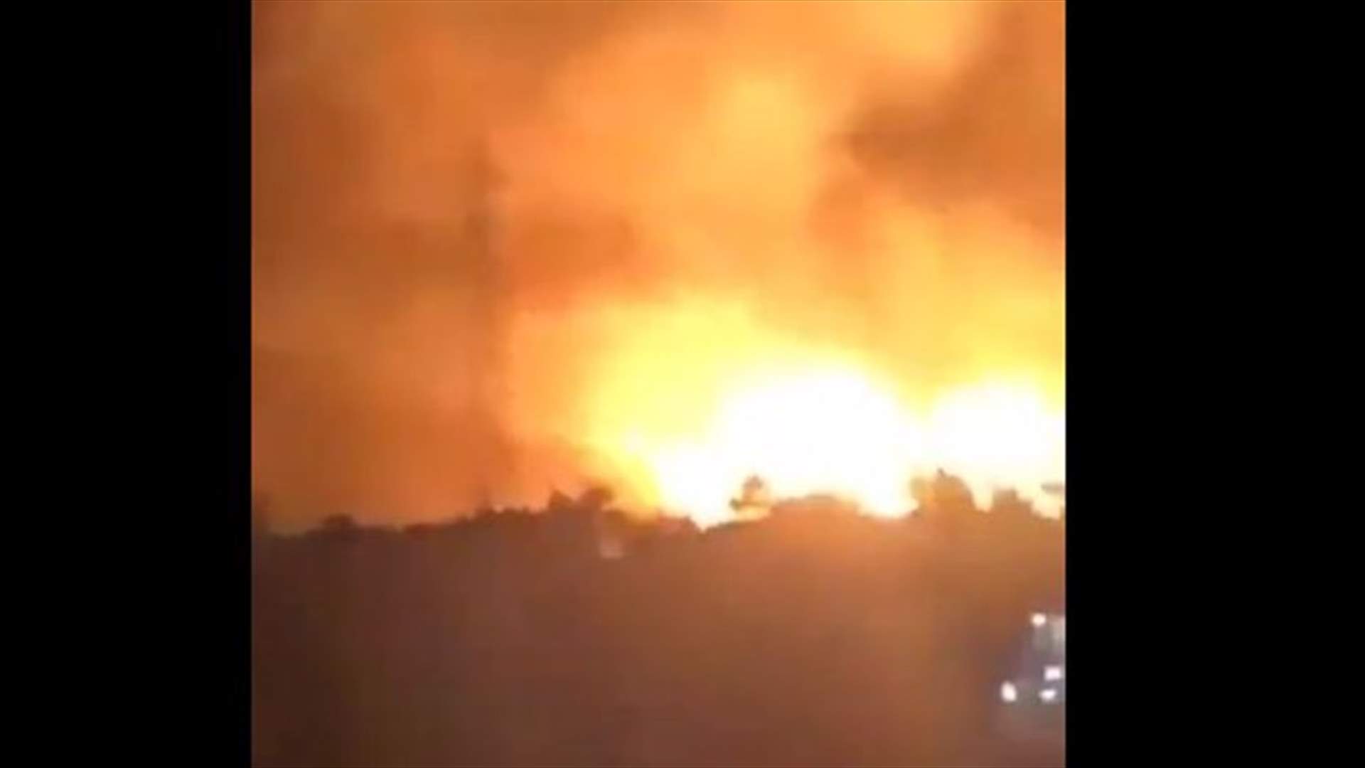 انفجار عمود التوتر العالي في الدبية جراء الحريق (فيديو)