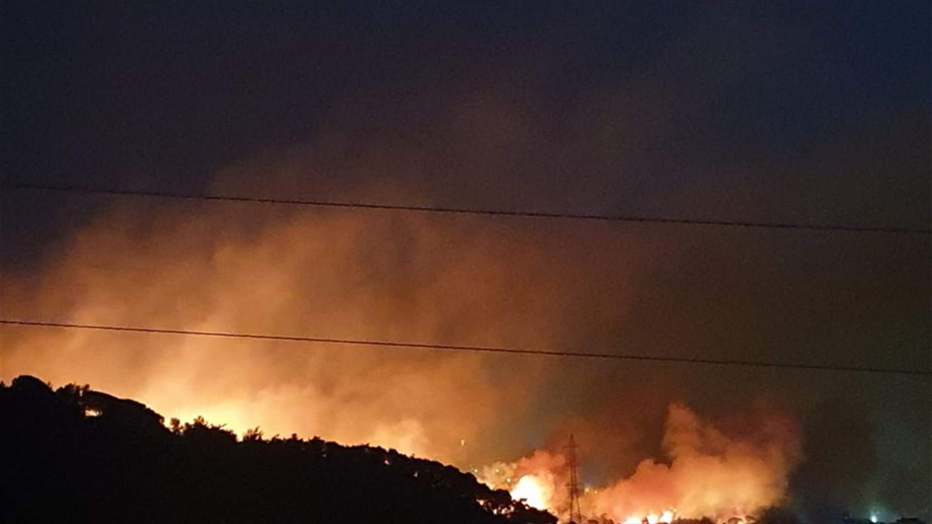 حريق كبير في أحراج القرنة الحمرا - مزرعة يشوع - زكريت ... والدفاع المدني يعمل على اخماده (فيديو)