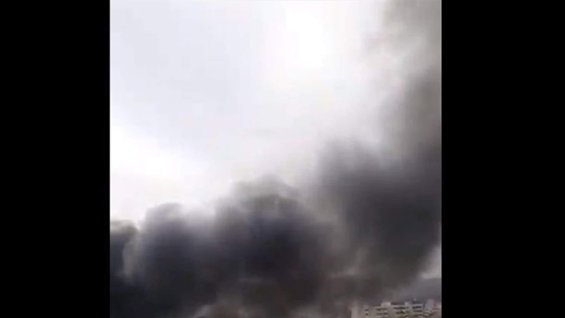 حريق على اوتوستراد المنصورية الجديد في عدد من المحال التجارية (فيديو)
