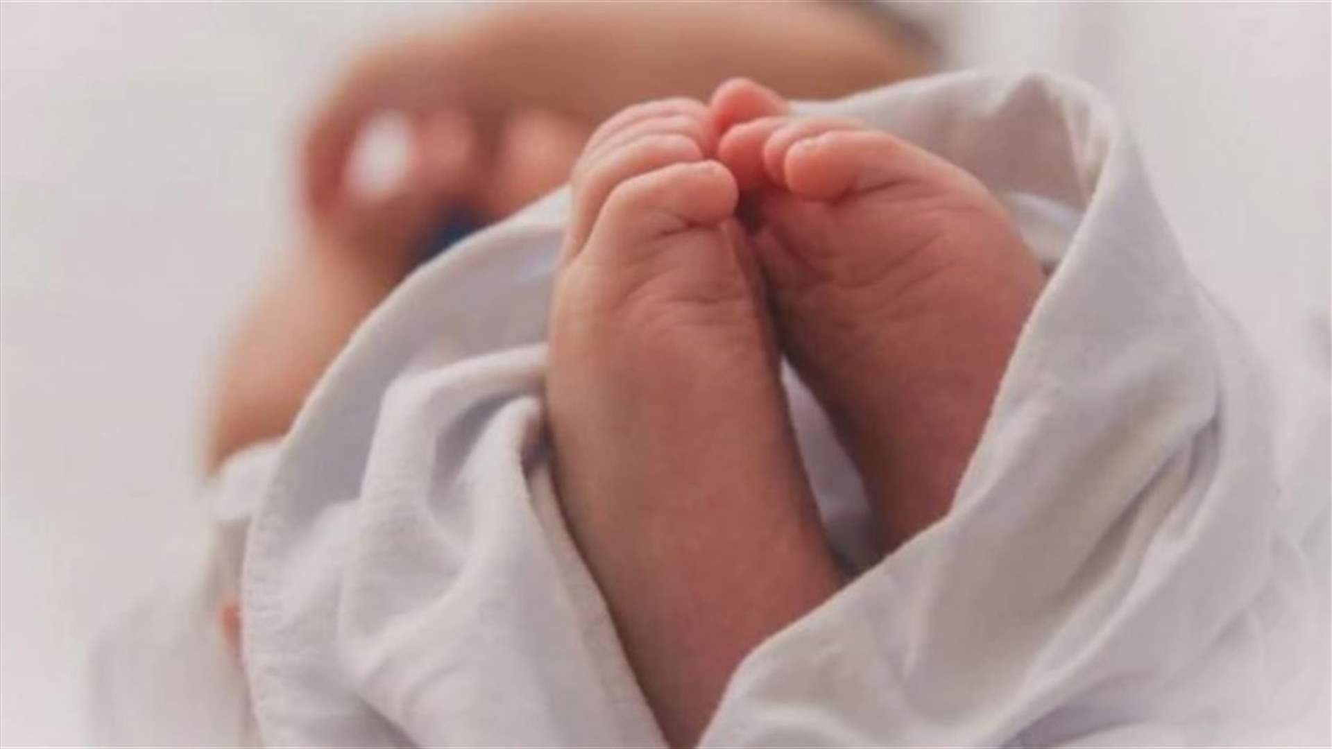 حفر في الأرض ليدفن ابنته المتوفاة فعثر على رضيعة مدفونة حية!