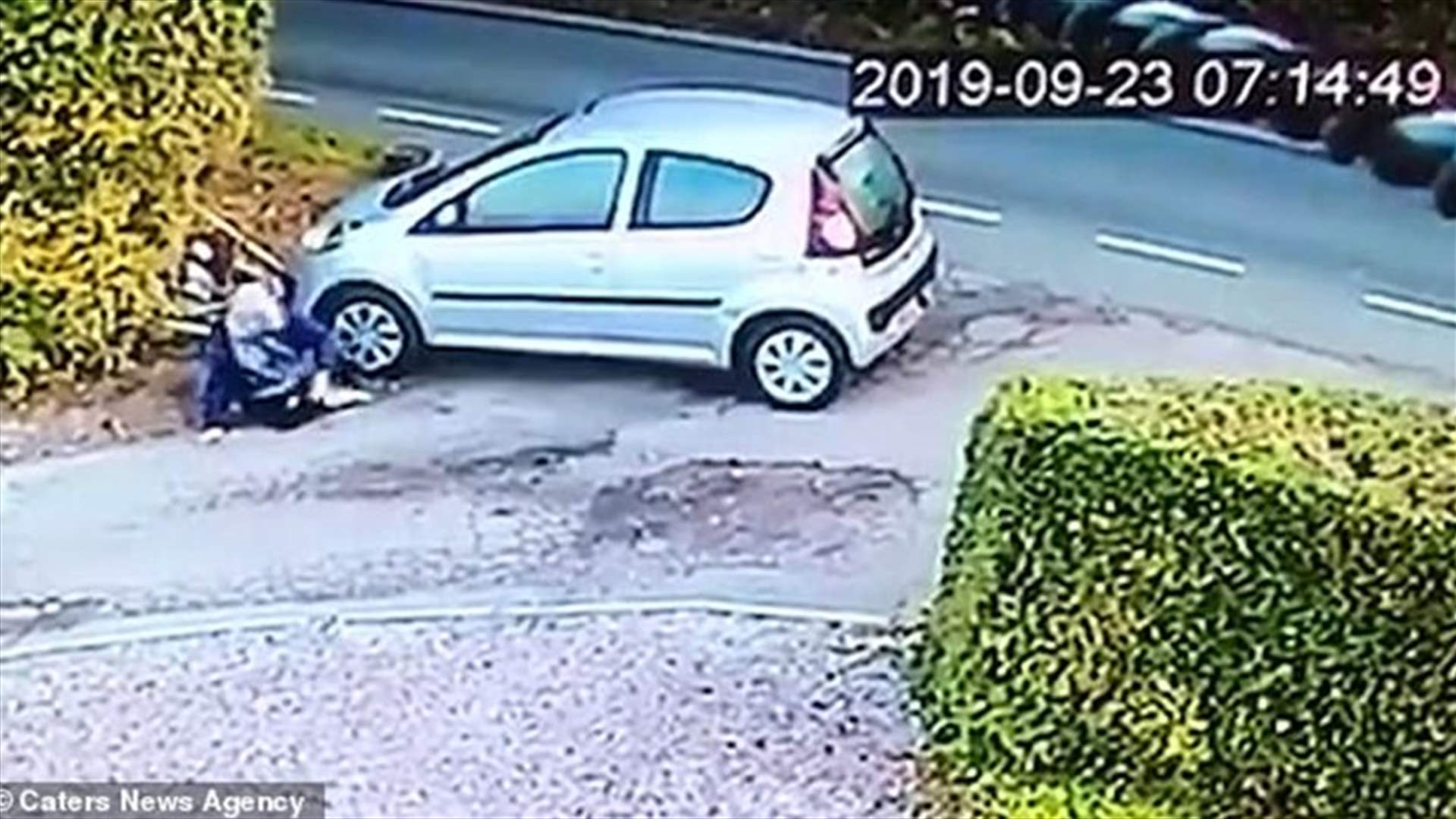 سيدة تتعرّض للصدم بواسطة سيارتها... فيديو وثّق الحادثة الغريبة!