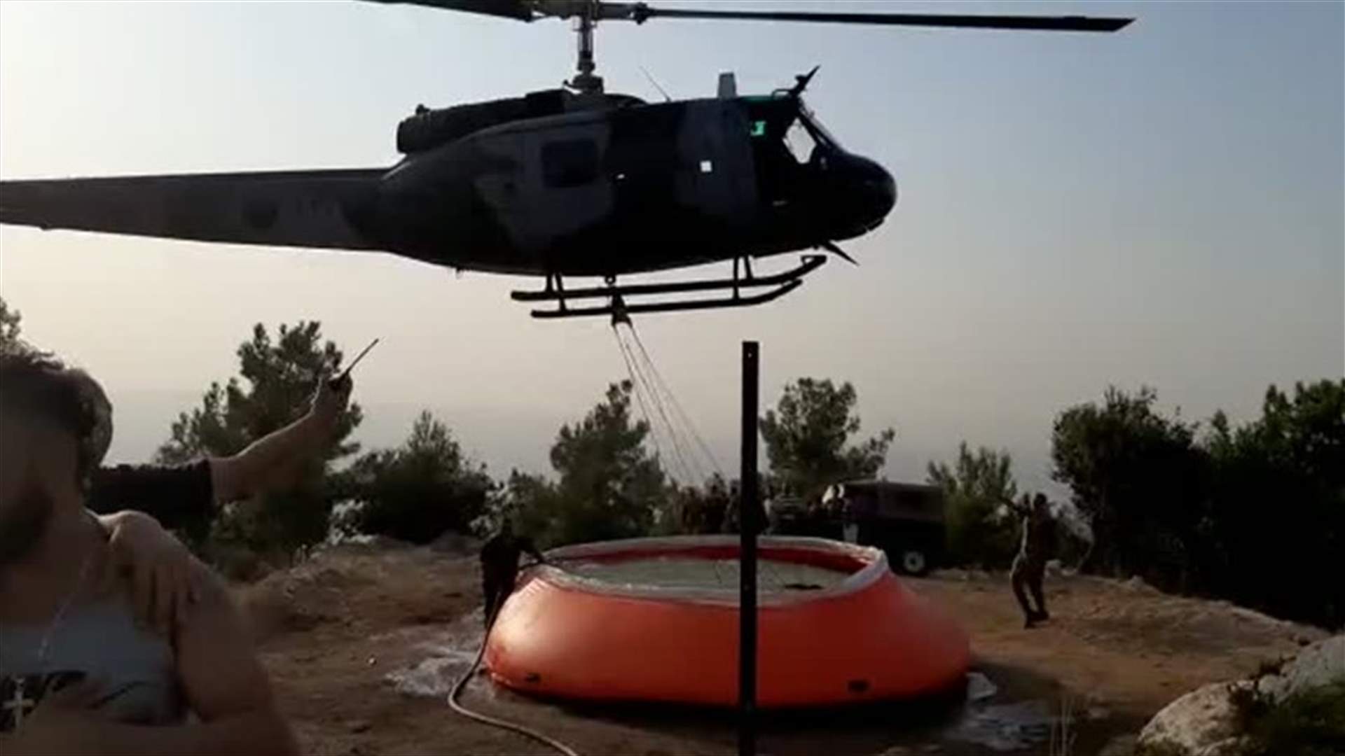 بركة اصطناعية في زغرتغرين... هكذا تحرّك الأهالي لمساعدة طوافة الجيش في إخماد الحريق (فيديو)