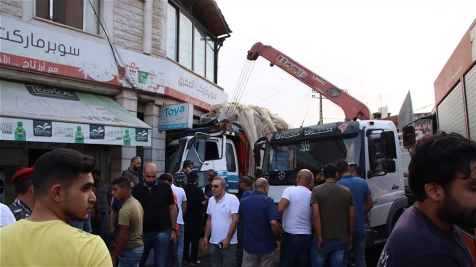 شاحنة تجتاح محلا... واصابة شخصين أحدهما بجروح خطرة (صوَر)