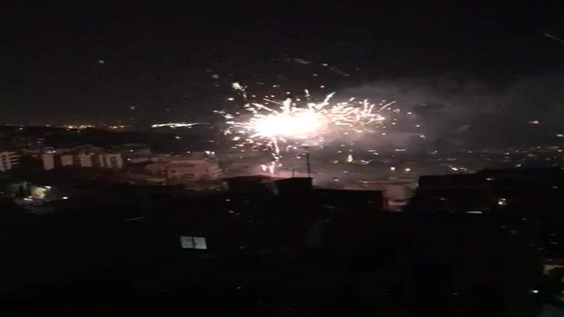في وقت يشتعل فيه لبنان بالحرائق... اطلاق مفرقعات في سماء الرابية! (فيديو)