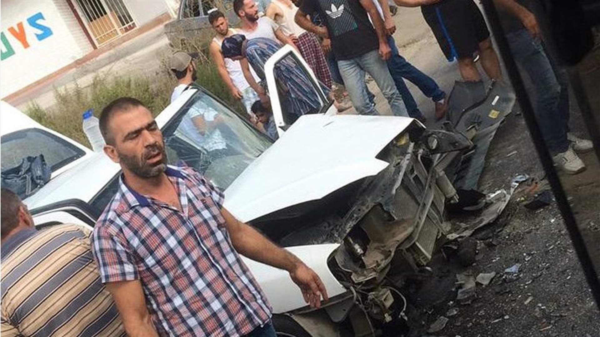 حادث بين 3 سيارات على طريق الضنية طرابلس... وسقوط 8 جرحى (صورة)