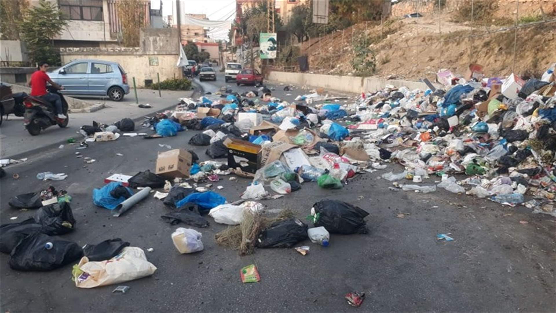 إقفال الطريق بين حاروف وجبشيت بالنفايات احتجاجا على تكدسها أمام المنازل