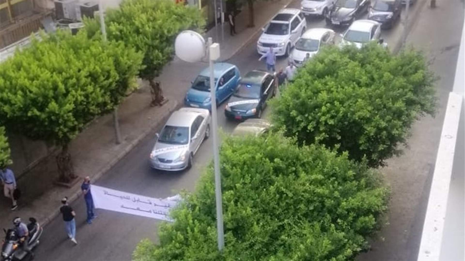 شبان يقطعون الطريق امام وزارة الاعلام في الحمرا (صورة)