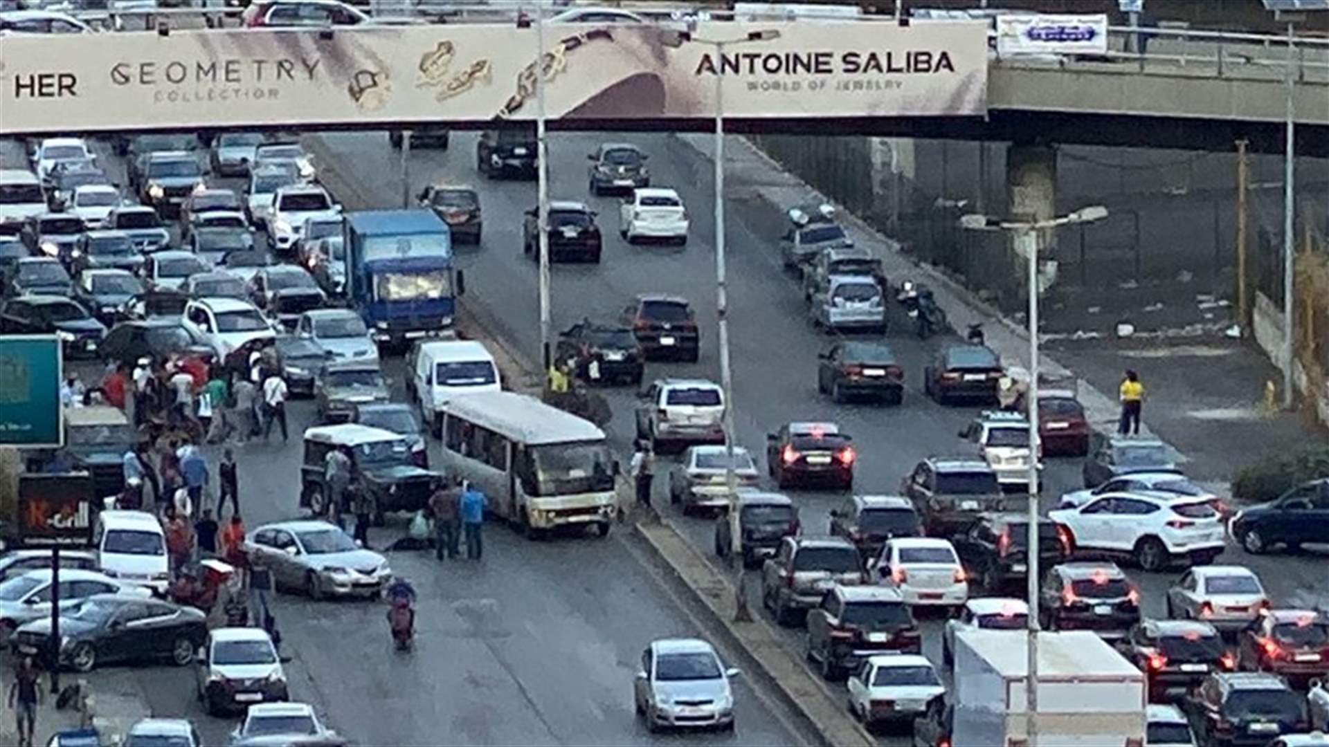 جريحان بحادث صدم على بولفار سن الفيل (صور)