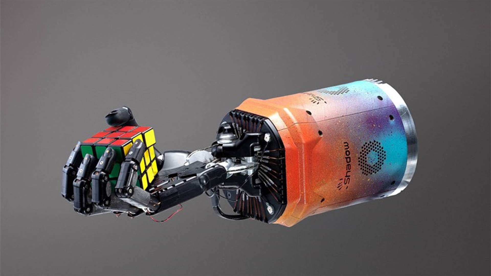 يد روبوتية تحطّم الرّقم القياسي في حلّ المكعب السّحري &quot;روبيك&quot; (فيديو)
