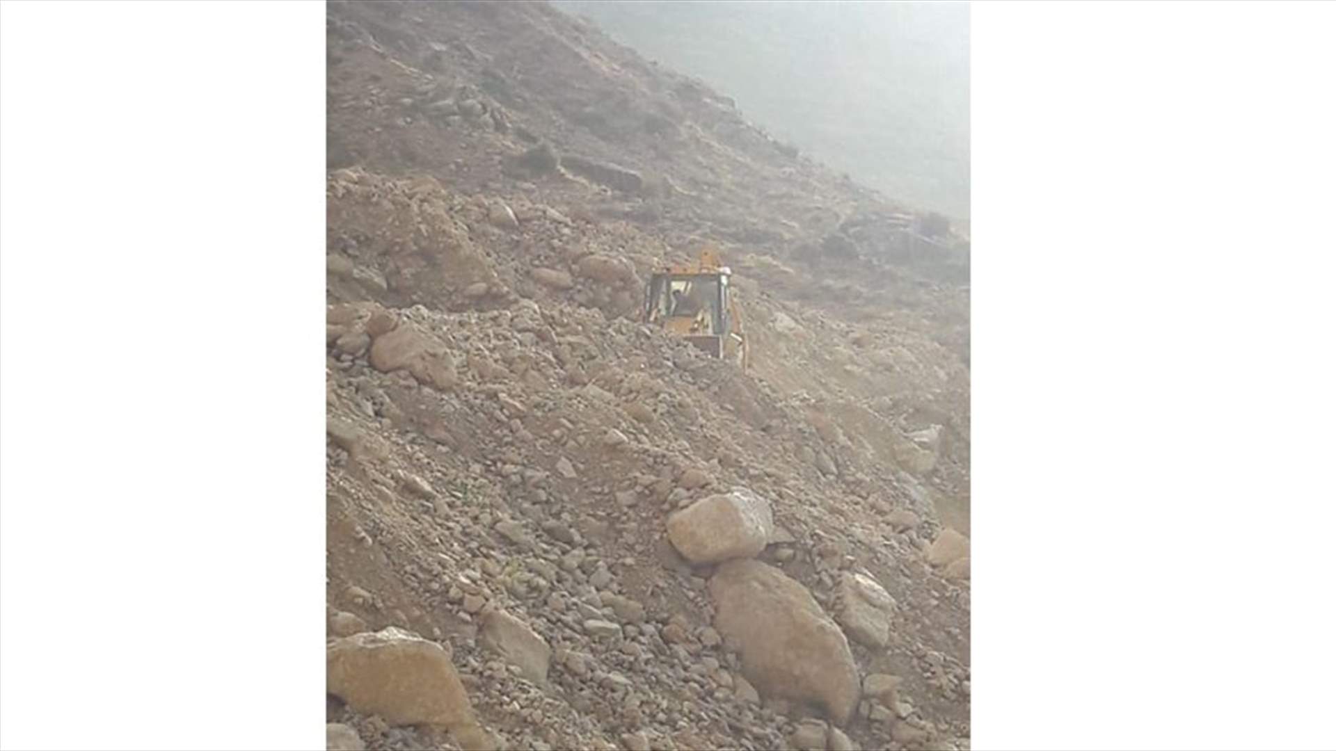 إنهيارات صخرية نتيجة السيول تتسبب بقطع طريق بقرصونا نبع السكر
