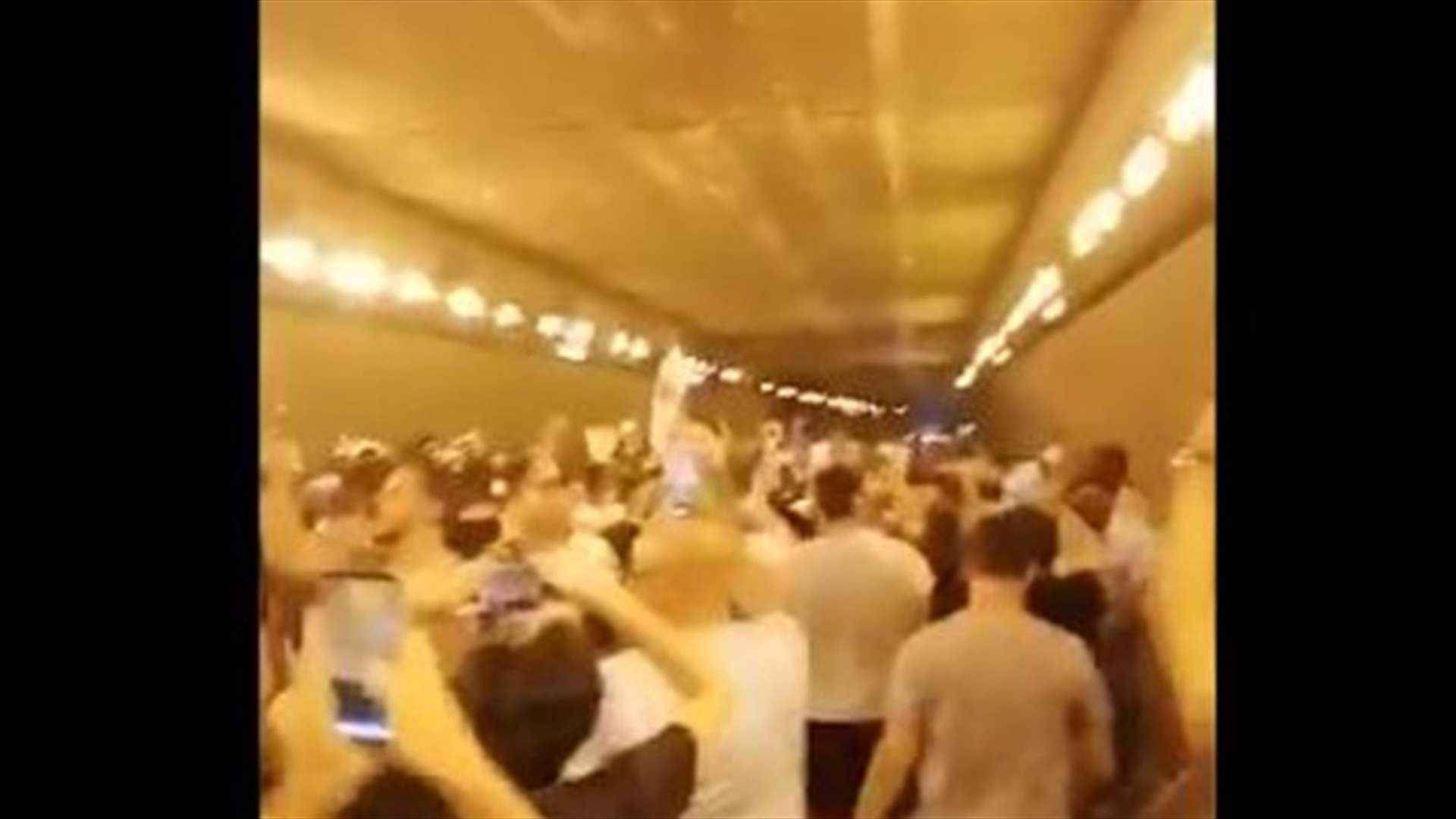 فيديو من داخل نفق المطار: &quot;الشعب يريد اسقاط النظام&quot;