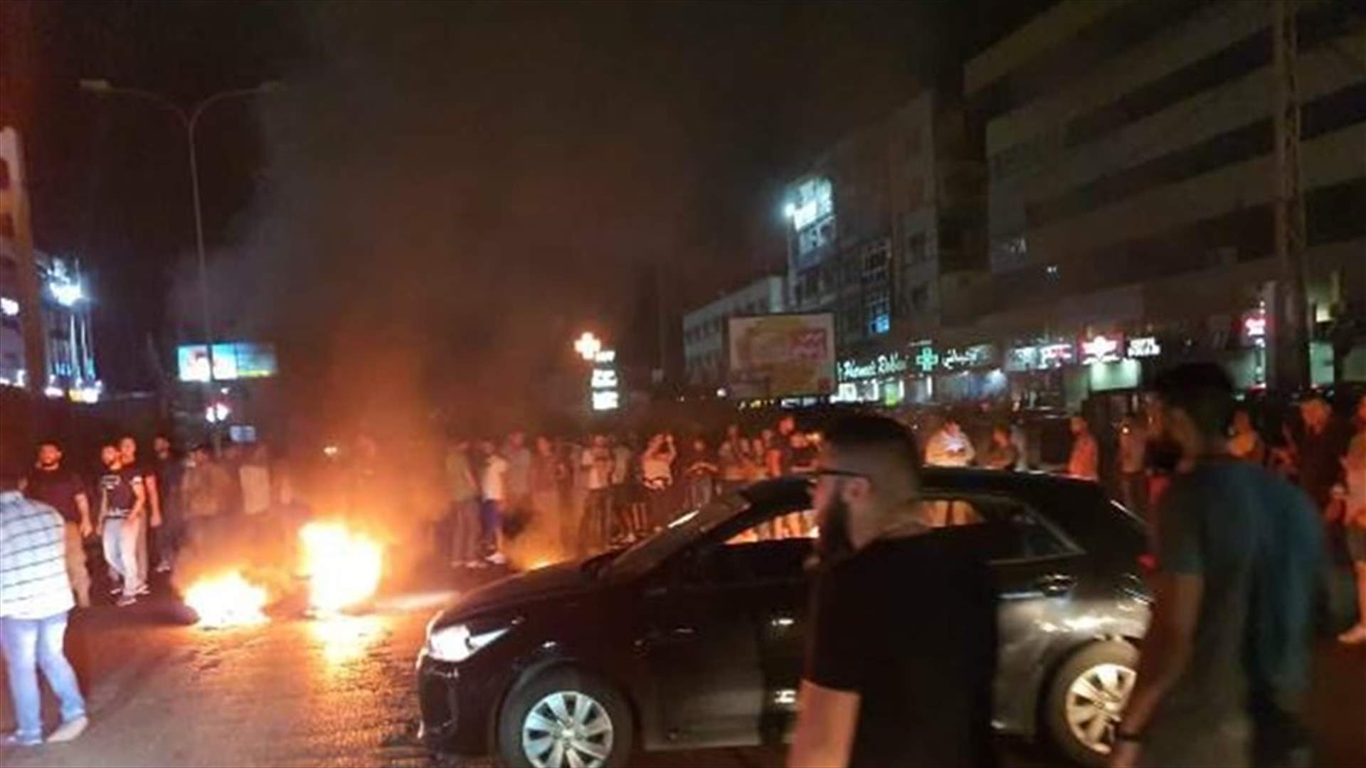 المواطنون في جبيل يقطعون الطريق بالاطارات المشتعلة (صوَر)