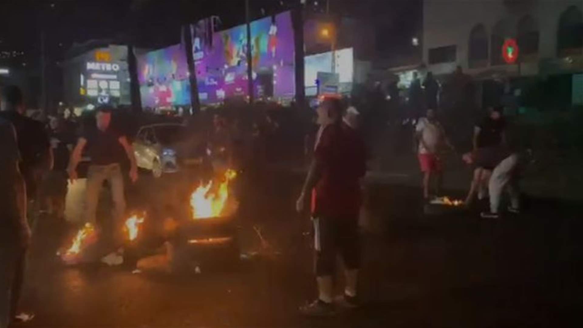 قطع اوتوستراد غزير بالاطارات المشتعلة (صورة)