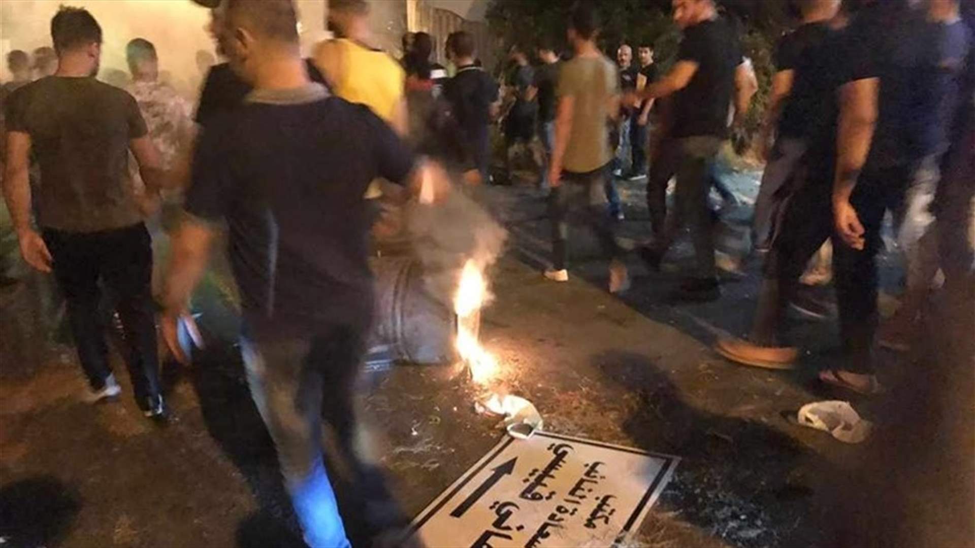 تجمع المواطنين أمام مكتب النائب هاني قبيسي في النبطية