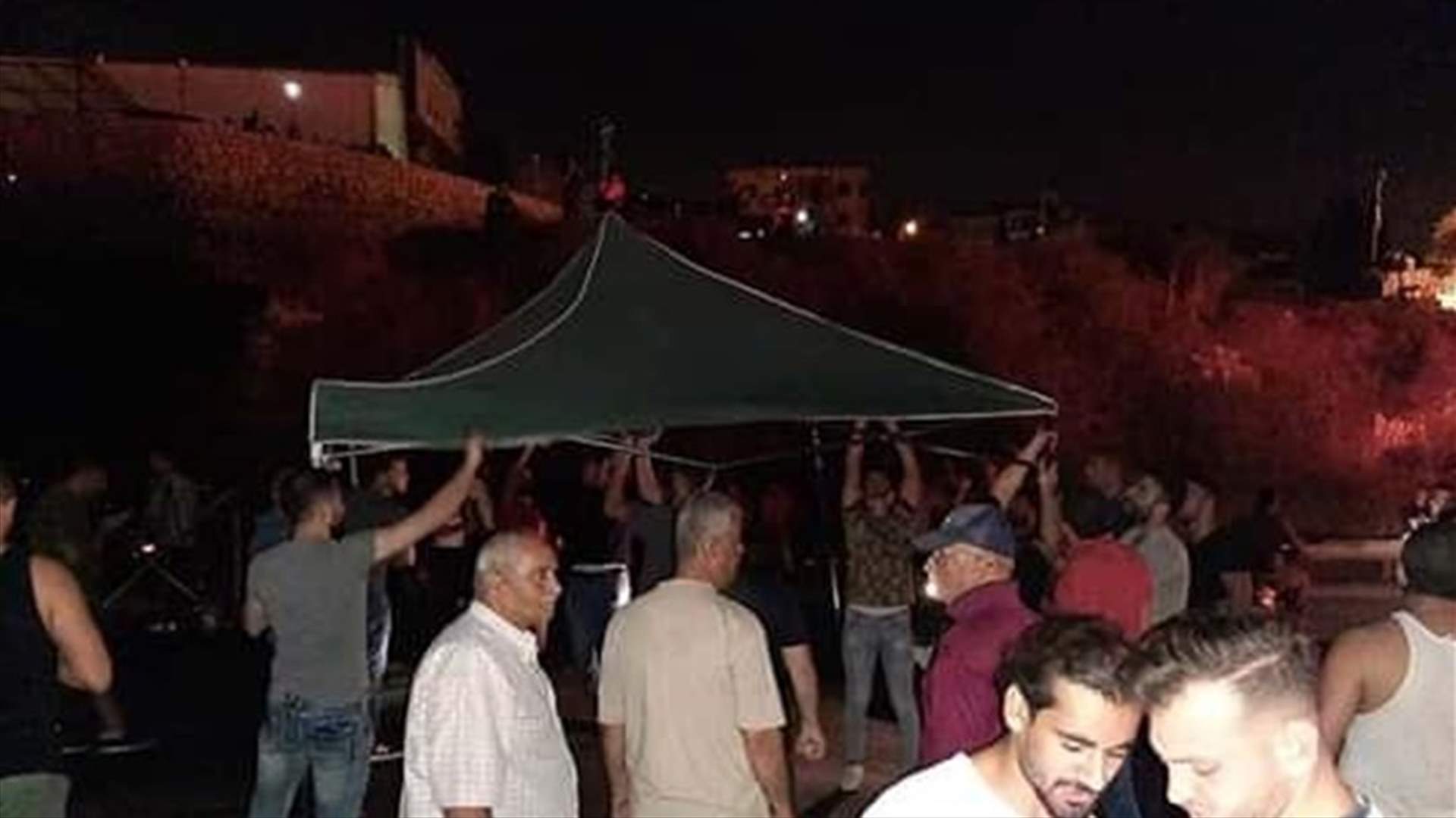 المتظاهرون ينصبون الخيم وسط اوتوستراد الجية (صوَر)