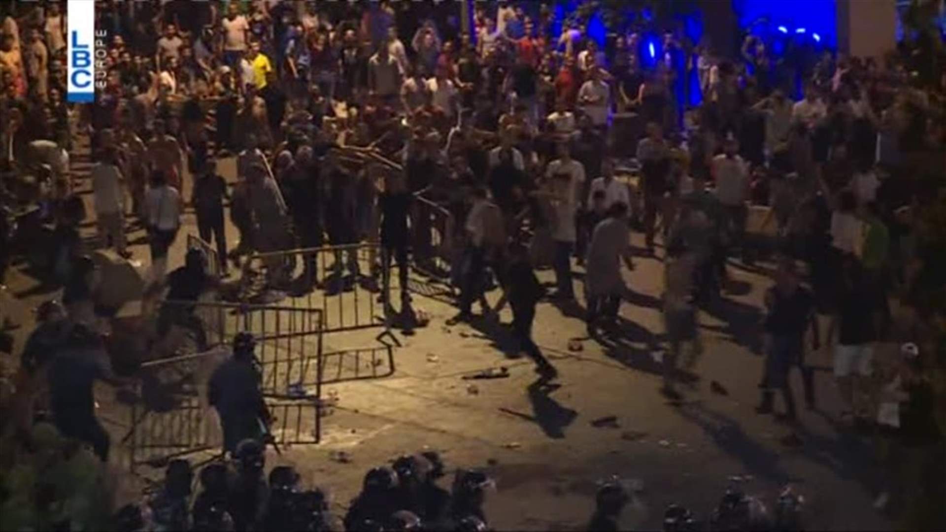 عمليات كر وفر على مدخل السراي الحكومي (فيديو)