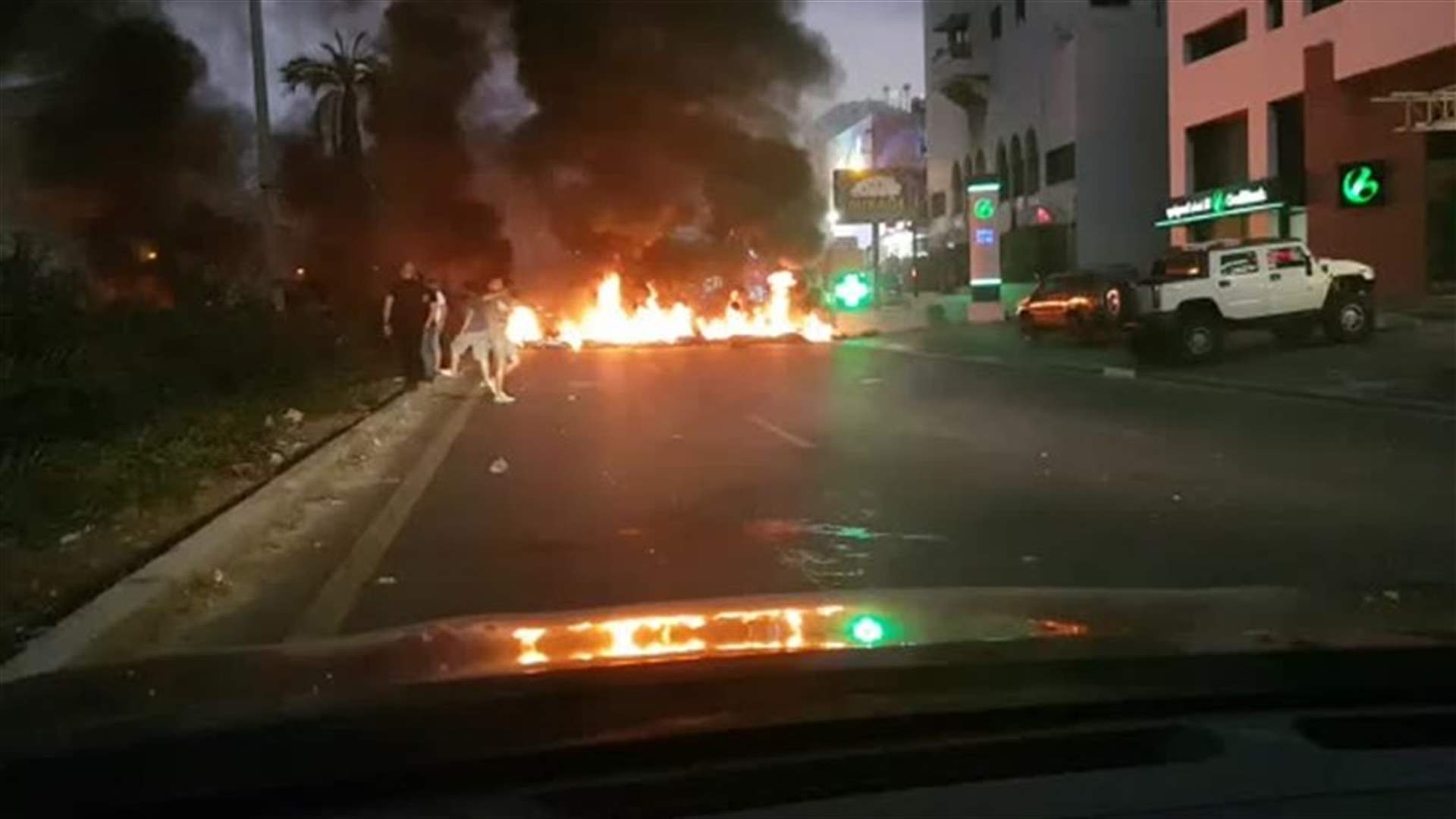 قطع أوتوستراد غزير بالاطارات المشتعلة (فيديو)