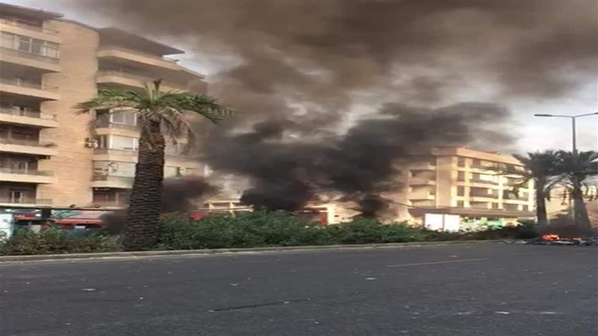 الدخان الأسود يغطّي سماء غزير جرّاء اشعال الاطارات (فيديو)