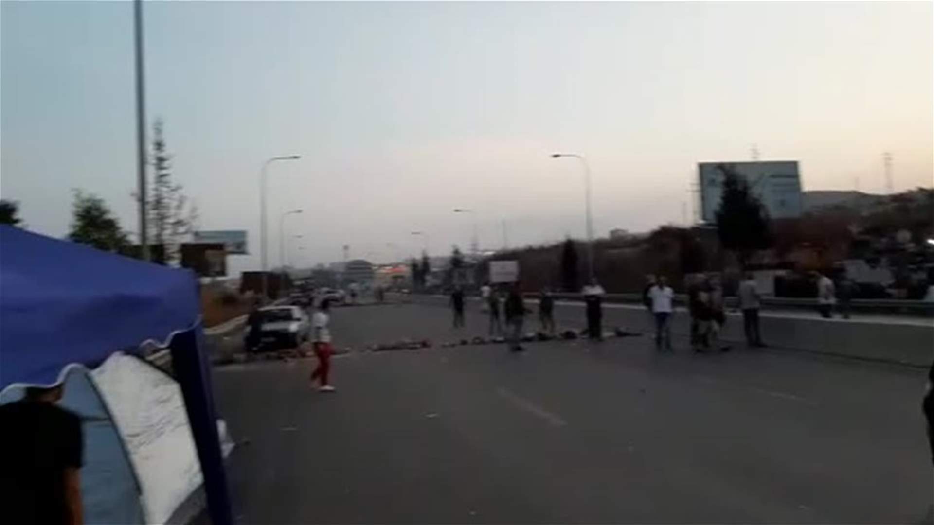 الجيش يطلق النار لتفريق المحتجين على الأوتوستراد الساحلي عند مفرق برجا (فيديو)