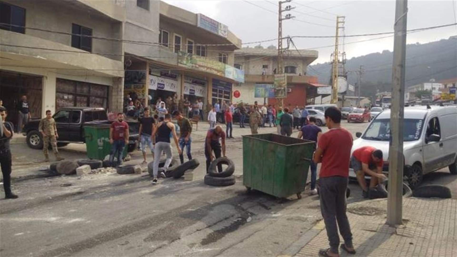 إقفال طريق البيرة القبيات ورئيس البلدية منع إحراق الإطارات (صورة)