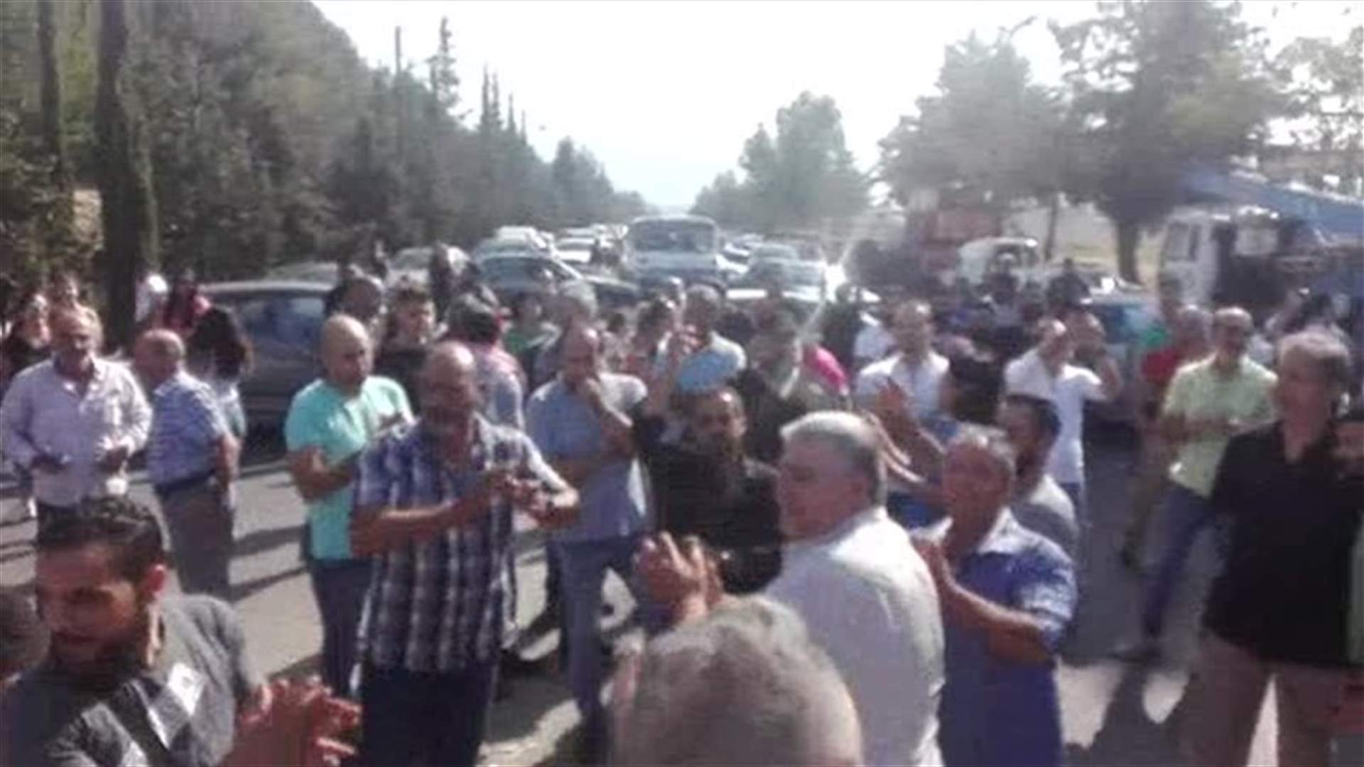 قطع الطريق من قبل حشد من أبناء الشوف للمطالبة بإسقاط النظام (فيديو)