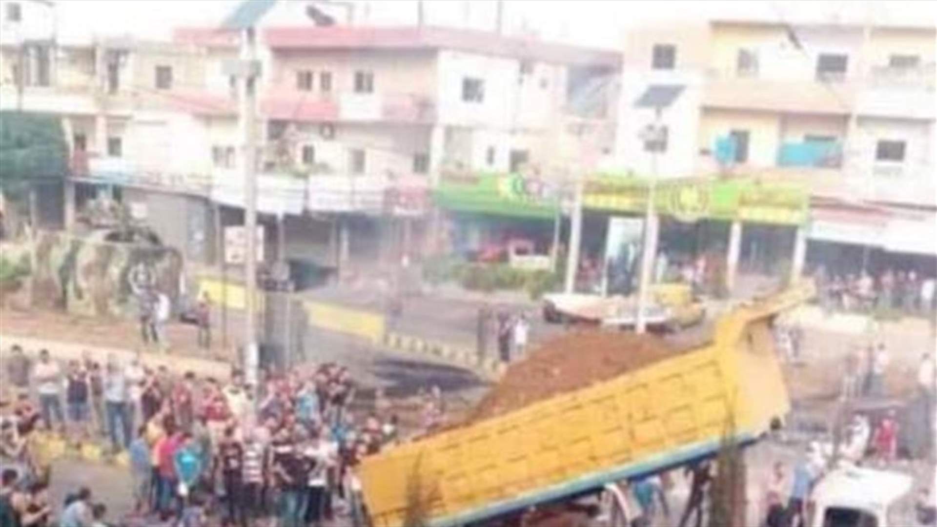 الوكالة الوطنية: قوة من الجيش وصلت الى مستديرة العبدة حيث يقطع المحتجون الطريق منذ يوم أمس (صورة)
