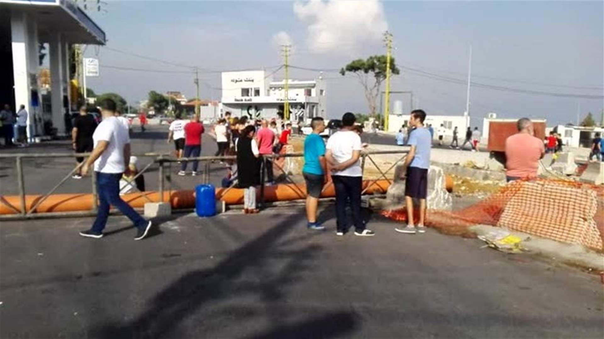 Protesters block Jeita road in both directions (Video)