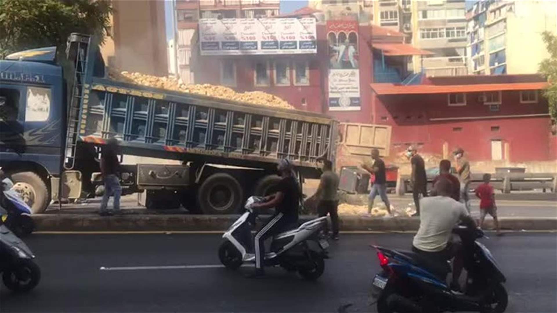 محتجون يقطعون جسر الرينغ بالاتربة (فيديو)