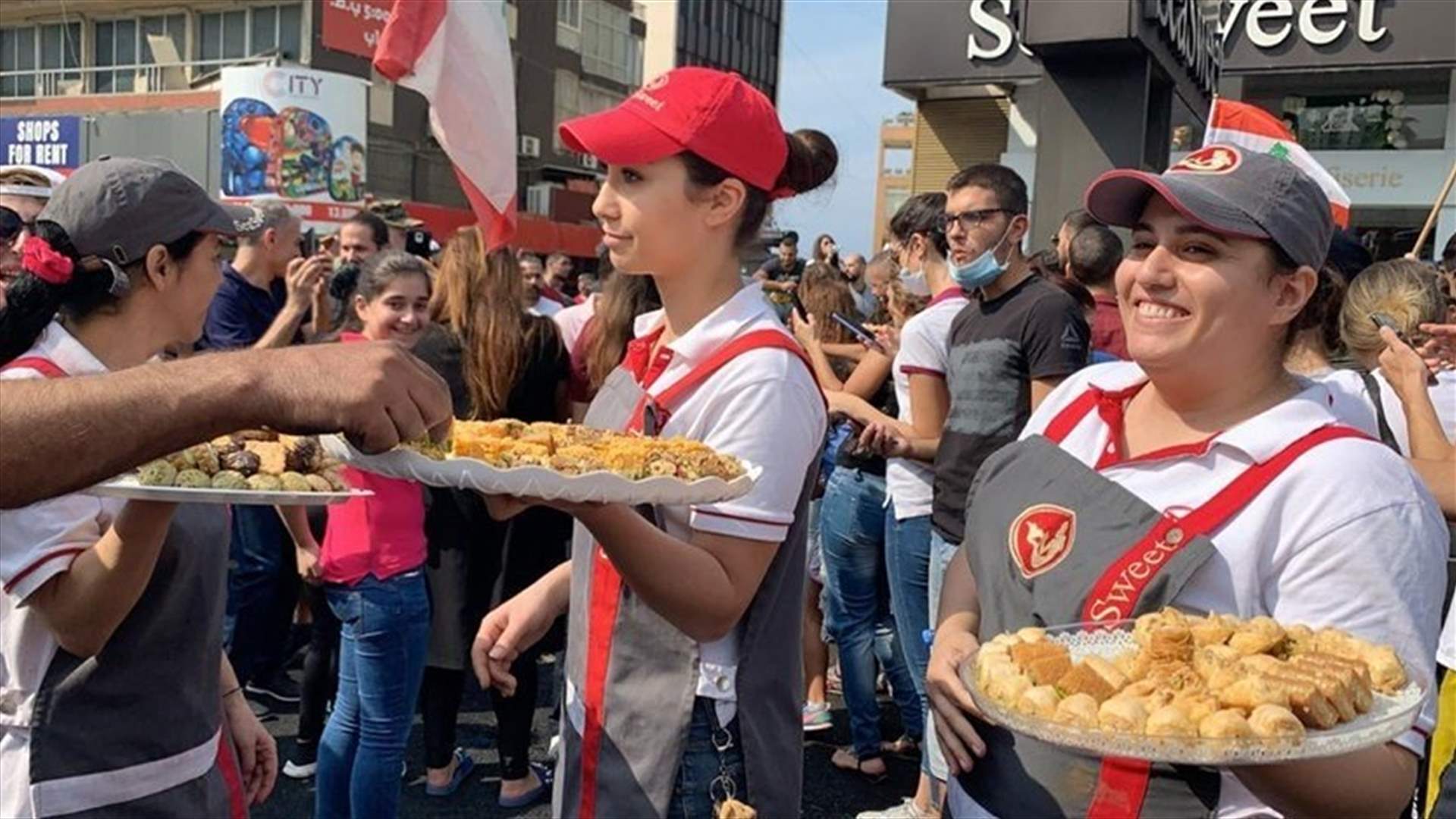 Pastry shop distributes sweets to protesters on Zouk highway (Photos)