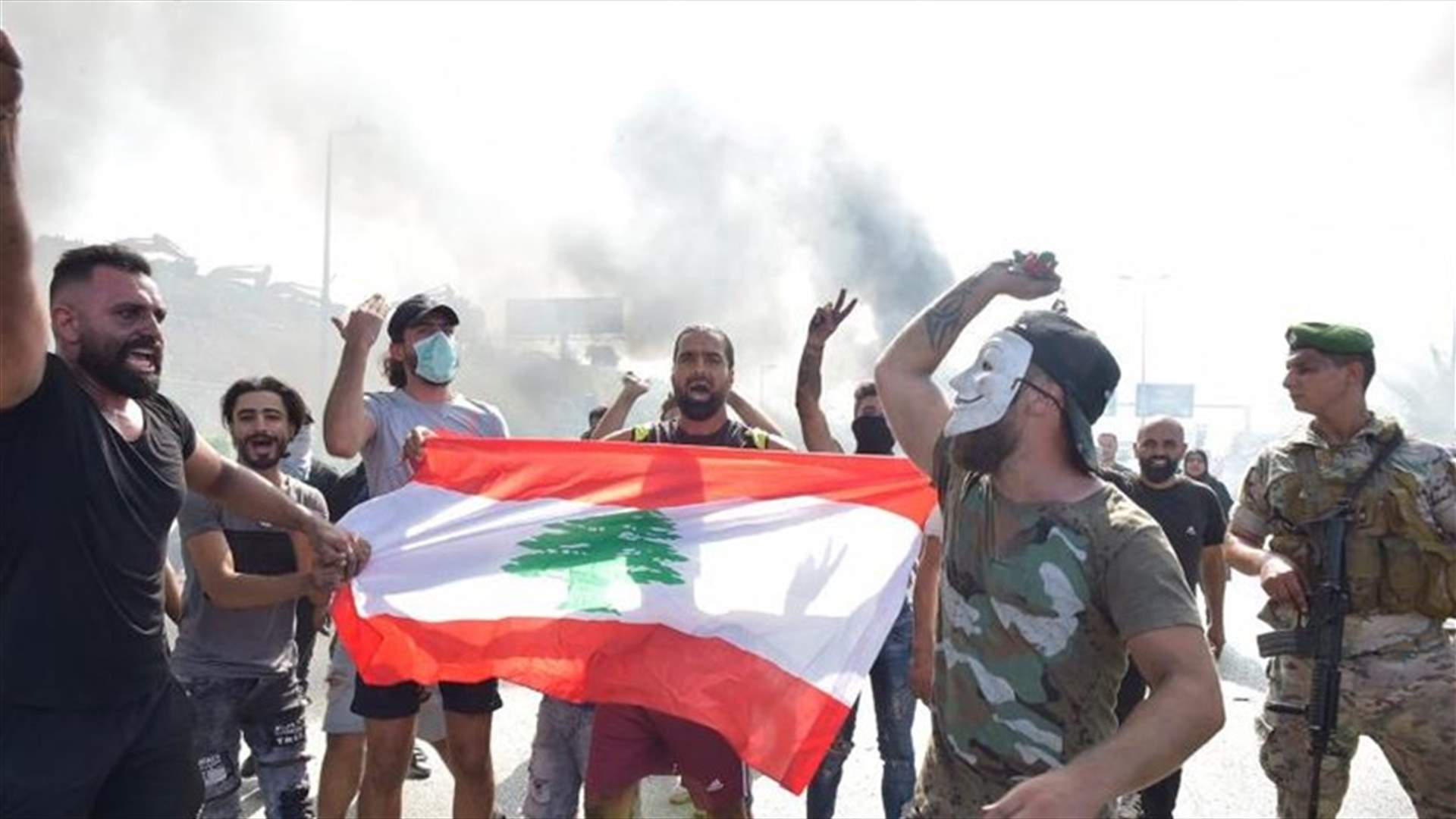 محتجون يطالبون الجيش بعدم السماح للمسؤولين بالسفر (صورة)