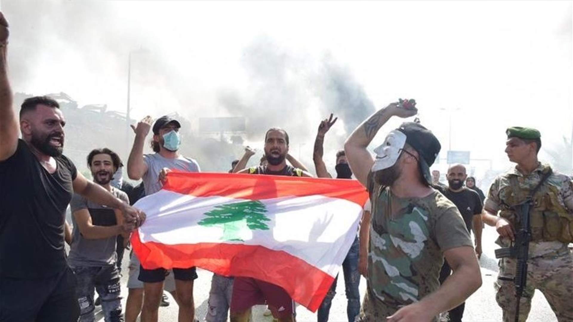 Protesters call on the Lebanese army to prevent politicians from traveling