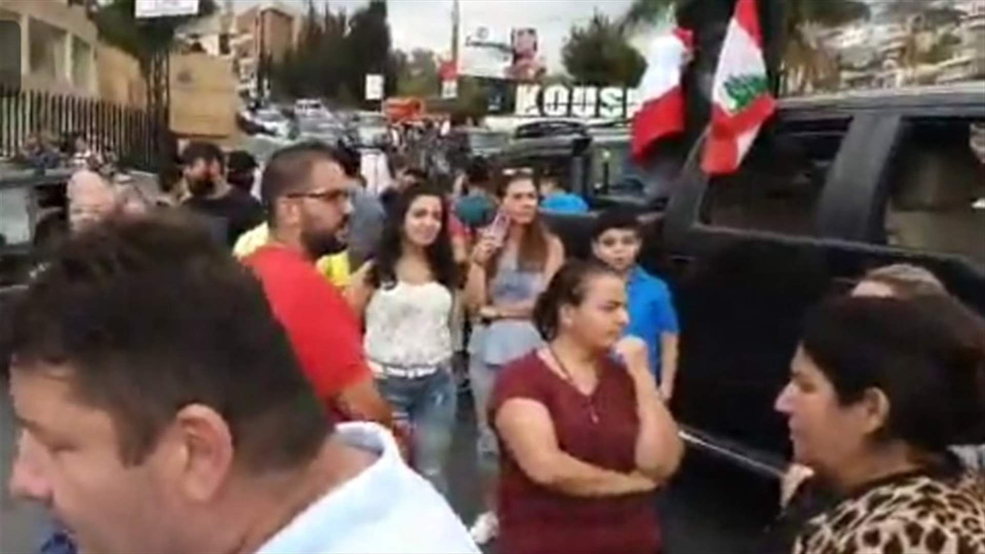 الوكالة الوطنية: قطع الطريق العام في بلدة كوسبا في الكورة من قبل بعض المحتجين واقفال الطريق بشكل نهائي بالسيارات حيث رفع بعض المشاركين الاعلام اللبنانية