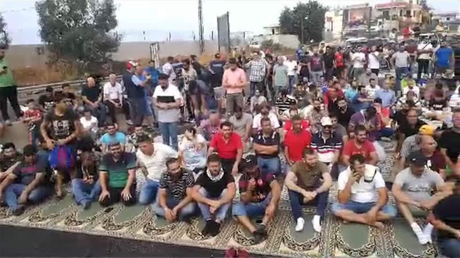 Protesters hold Friday prayers in the middle of the Jiyeh Highway (Video)