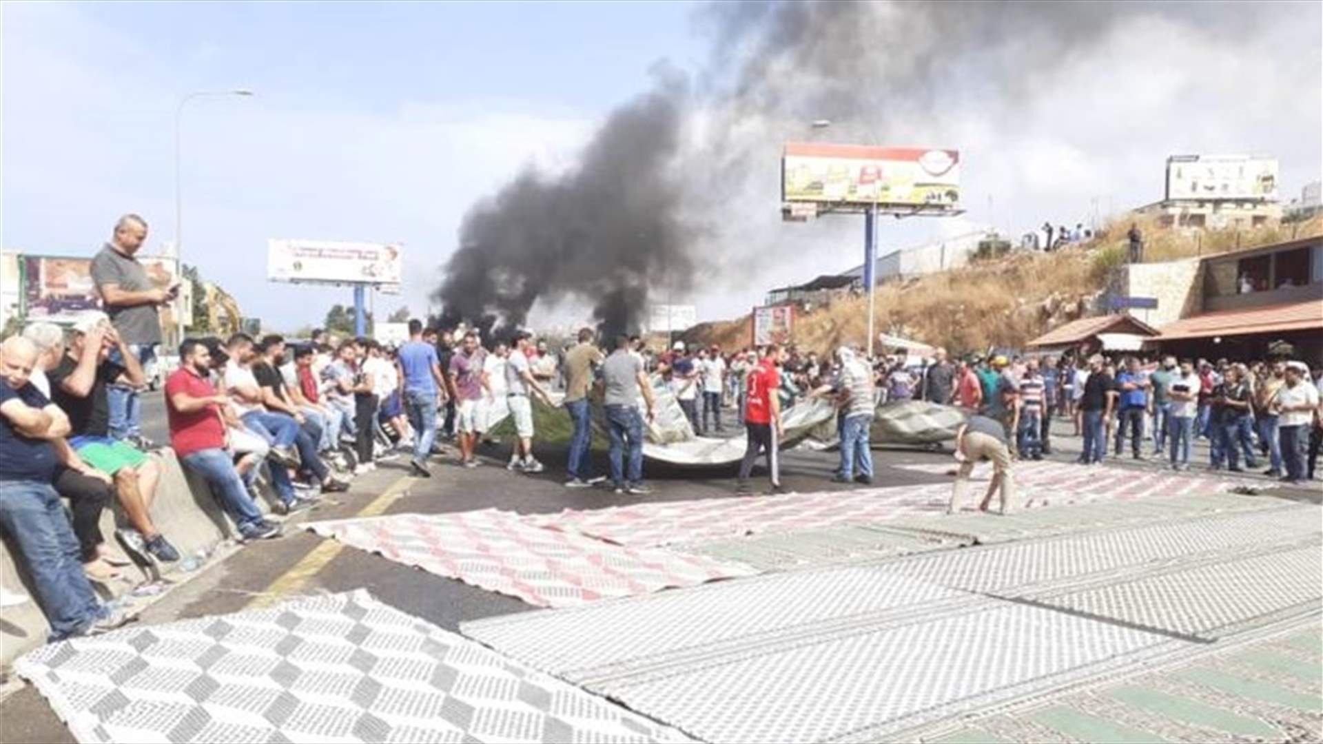 المحتجّون في الجية صلوا صلاة الجمعة على الاوتوستراد