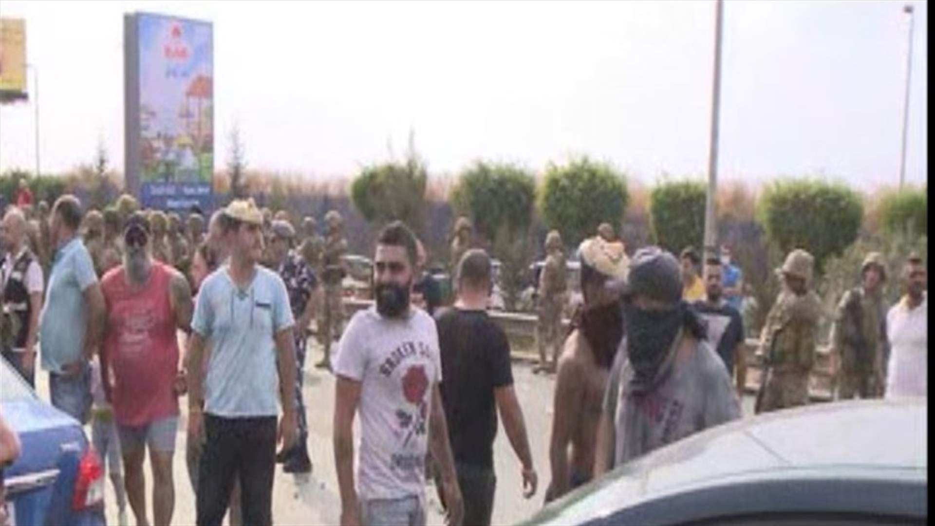 الجيش يدعو المحتجين الى فتح طريق المطار للحالات الانسانية
