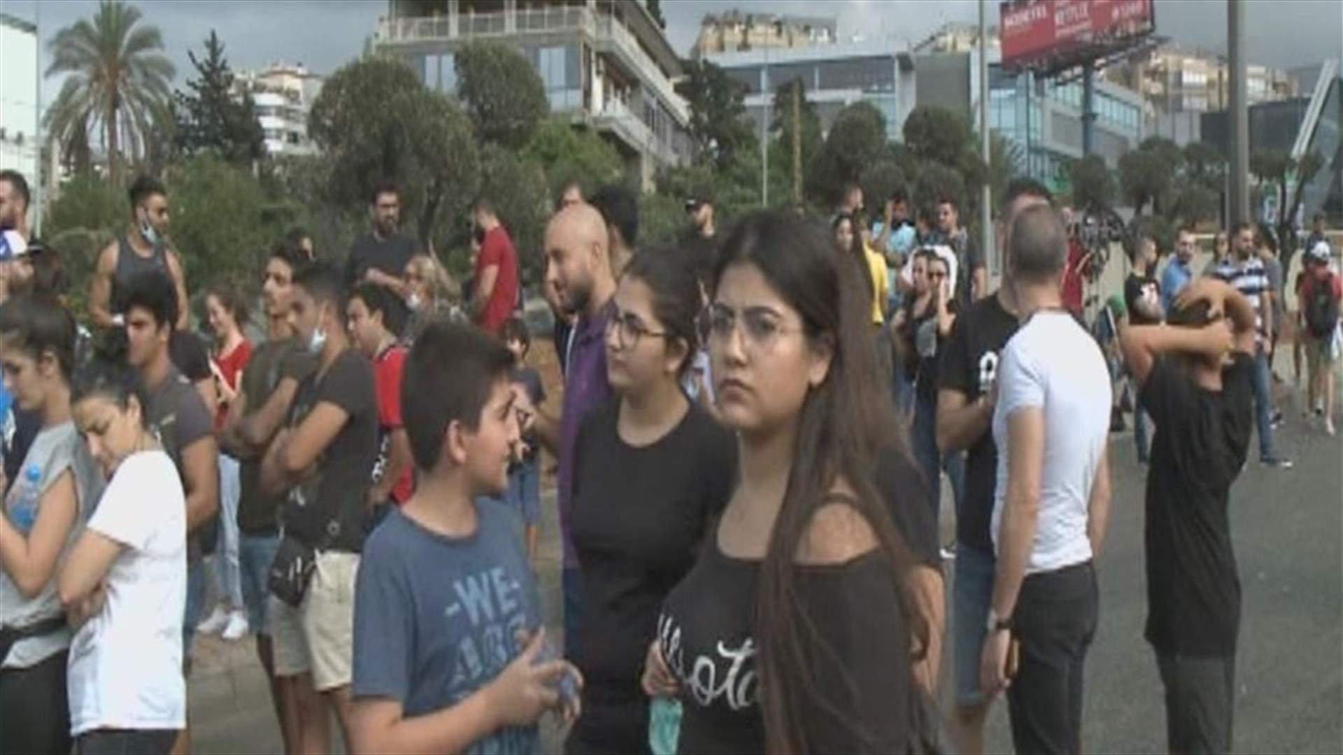 Peaceful demonstration on road leading to presidential palace