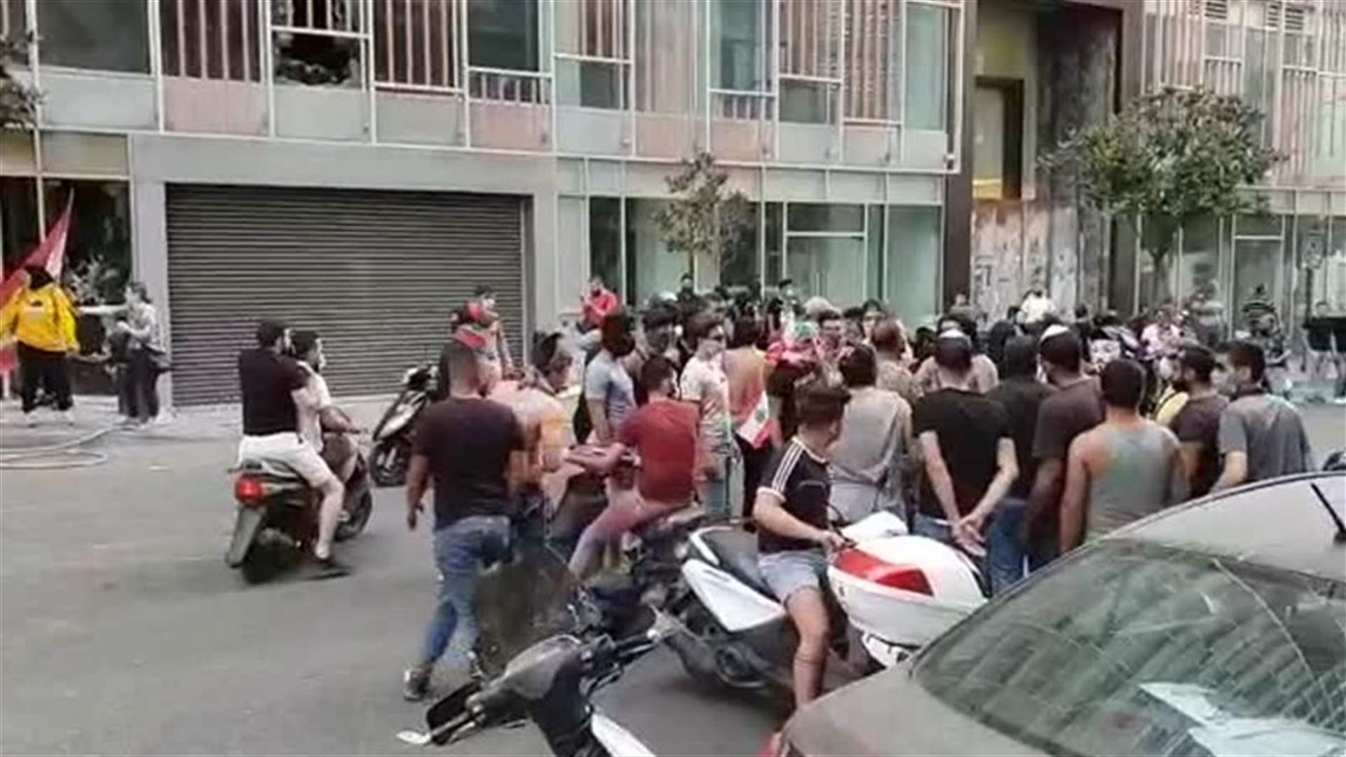 تحطيم واجهات محال وأعمال شغب في وسط بيروت بعد ظهر اليوم (فيديو)